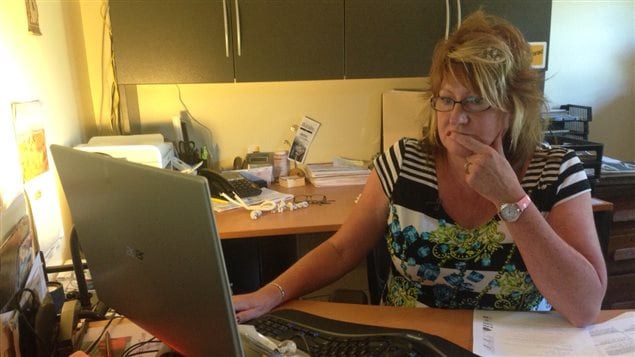 Sylvie Paradis devant un ordinateur