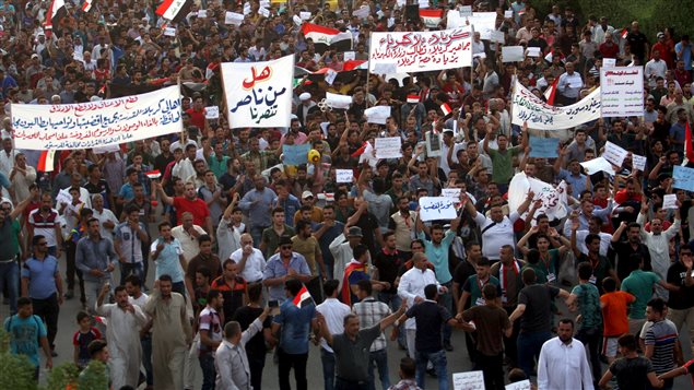 تظاهرة حاشدة في كربلاء يوم الجمعة الفائت ضد الفساد ورداءة الخدمات العامة، وهي واحدة من بين تظاهرات عديدة مشابهة ضد الفساد وسوء الحاكمية شهدها العراق في الأسابيع الماضية 