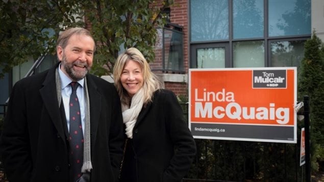 La candidate Linda McQuaig, à la droite du chef de son parti, Thomas Mulcair, a suscité beaucoup de controverse pour le NPD avec ses commentaires à la télévision anglaise de Radio Canada vendredi dernier au sujet des sables bitumineux. (@ LindaMcQuaig / Twitter)