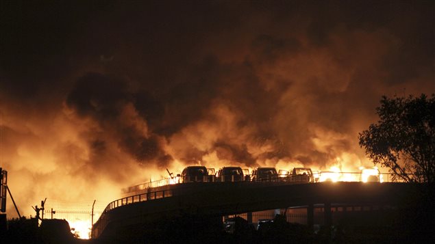 Autos incendiados luego de la explosión en Tianjin, China.