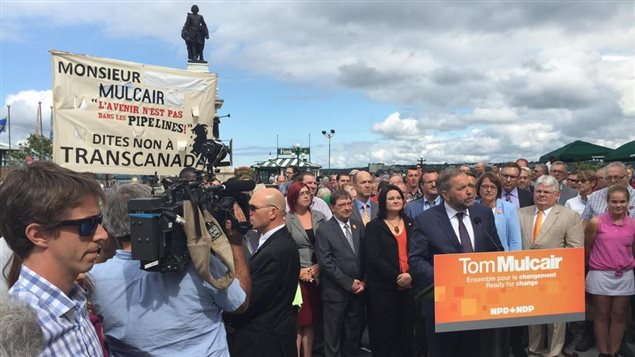 Des manifestants contre le projet Énergie Est ont perturbé la conférence de presse de Thomas Mulcair mercredi après-midi, à Québec.