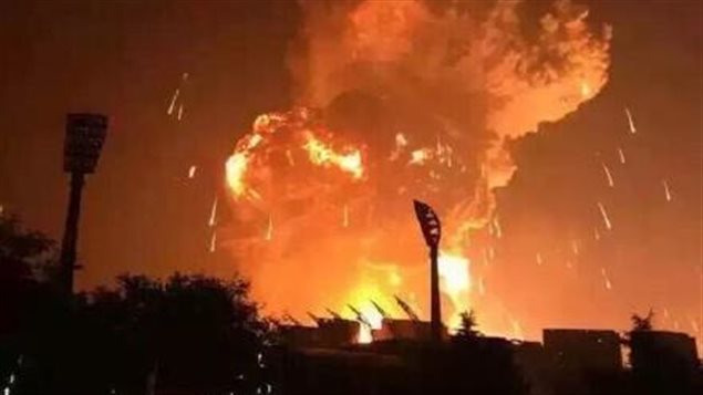 Una foto, tomada de Twitter, muestra una explosión de grandes proporciones.
