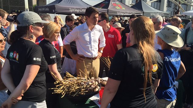 Le chef du Parti libéral, Justin Trudeau, fait campagne au marché des fermiers de Regina le 12 août.