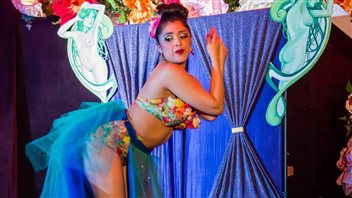 Lolita Blanca, actriz del espectáculo burlesque latino Caliente.