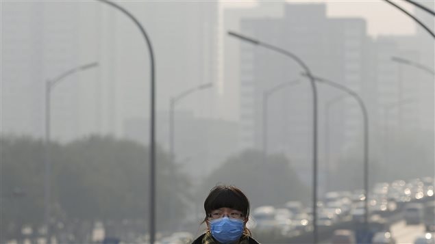 Selon l’Agence internationale de l’énergie, la pollution atmosphérique menace la vie humaine. Un exemple en Chine où cette pollution est très importante en hiver à cause du chauffage au charbon qui pollue l’air près du sol. (Pékin, 25 novembre 2014)
