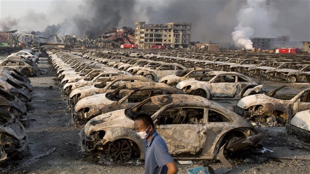 Automòviles nuevos carbonizados por el incendio en Tianjin. 