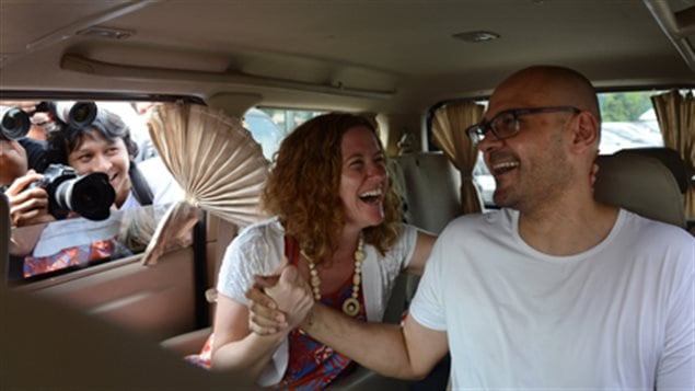 Neil Bantleman en compagnie de son épouse à sa sortie de prison, à Jakarta - AP/Achmad Ibrahim