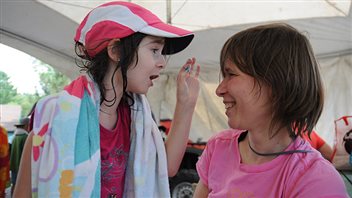 Josée Demarais y su hija Zoé, de 8 años. La niña fue diagnosticada de leucemia linfoblastica aguda a los 6 y se encuentra ahora en remisión desde el 5 de mayo.