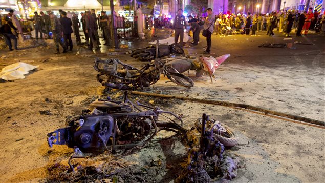 Motos calcinadas en el lugar de la explosión.