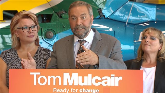 le chef du NPD, Thomas Mulcair, accompagné de sa candidate dans Niagara Falls, Carolyn Ioannoni.