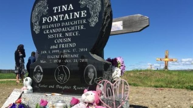 Piedra sepulcral  en honor de Tina Fontaine 