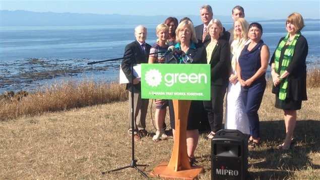  زعيمة الحزب الأخضر إليزابيث ماي متحدثة اليوم في فيكتوريا ومن حولها عشرة مرشحين من حزبها 