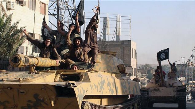 Desfile de yihadistas del Estado Islámico en Raqqa, Siria.