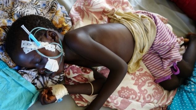Niña enferma de paludismo en un hospital dirigido por MSF en el sur de Sudán.
