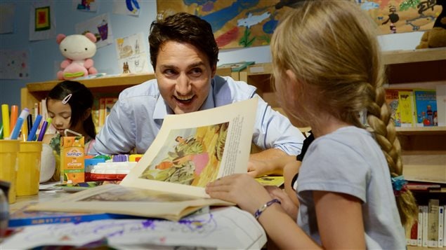 Justin Trudeau a passé un peu de temps auprès d'enfants qui se trouvaient au Centre culturel francophone de Vancouver.