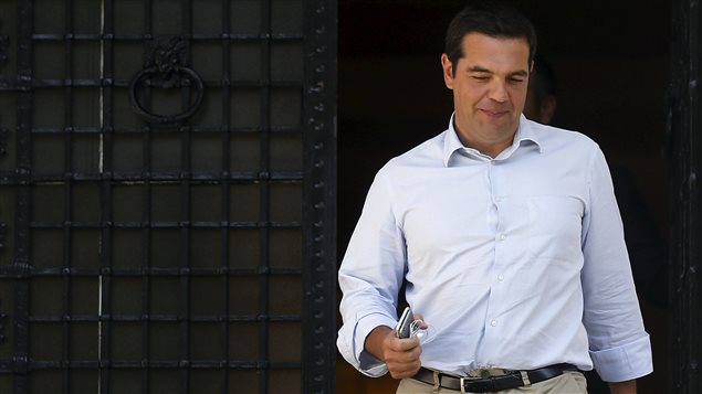 El primer ministro de Grecia, Alexis Tsipras,  saliendo de su oficina en Atenas, el 20 de agosto.