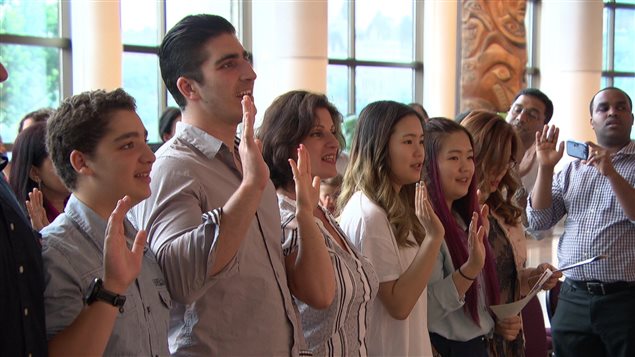 Une quarantaine de personnes ont accédé à la citoyenneté canadienne lors d'une cérémonie de la citoyenneté qui s'est déroulée à Gatineau, au Musée canadien de la nature.
