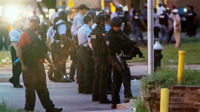 Policías desplegados en las calles de St. Louis. 