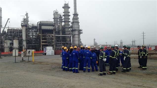 Des travailleurs à la raffinerie Irving Oil de Saint-Jean.