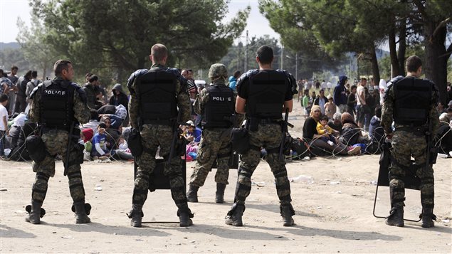 La policía de Macedonia rechazó a más de mil inmigrantes y refugiados procedentes de Grecia. Sin embargo, acepto a varias centenas de ellos más tarde. 