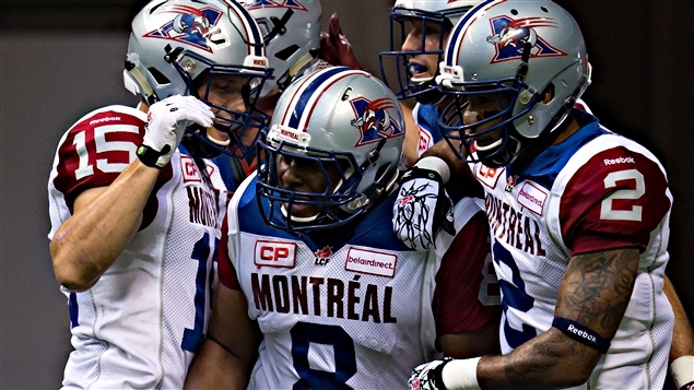 Nik Lewis (au centre)