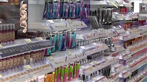 商店里陈列着包装精美的诱人美容产品