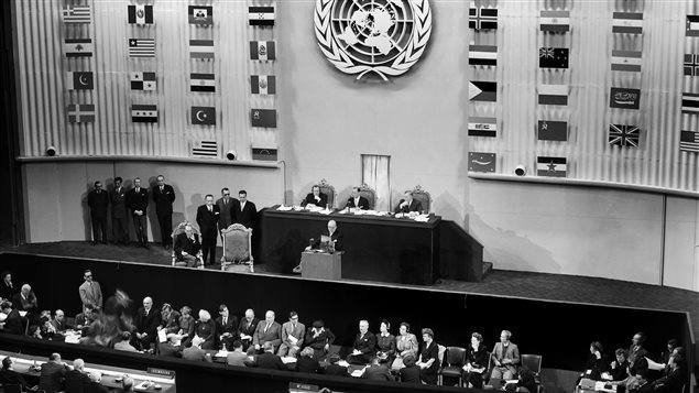 La Asamblea General de Naciones Unidas comenzó el 22 de septiembre de 1948 en París y terminó el 10 de diciembre después de haber adoptado unánimemente, con la abstención del bloque soviético, la Declaración Universal de los Derechos Humanos.