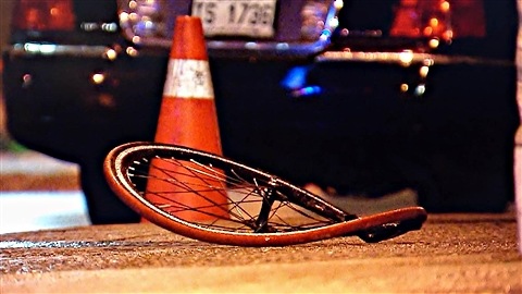 Un autre cycliste sans casque a été gravement blessé à la tête lundi soir au centre-ville de Montréal.