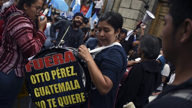 Manifestantes guatemaltecos exigen la renuncia del presidente Otto Pérez Molina.