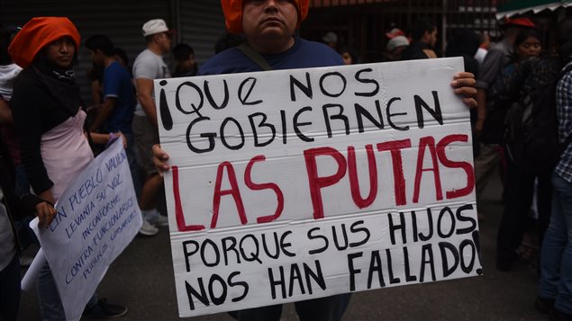 Estudiantes universitarios durante manifestación pidiendo la renuncia del presidente.
