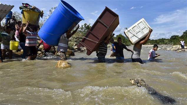 Colombianos deportados de Venezuela hacia Colombia cruzando el Río Táchira. 
