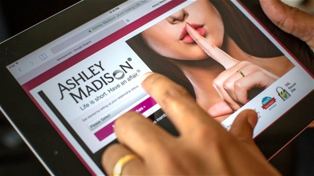 Página de acceso al sitio web ashleymadison.com utilizando un dispositivo móvil.
