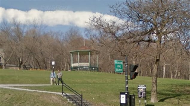 The Mordecai Richler gazebo on Mount Royal in May 2015. broken railings, graffitti, cieling falling down, bottomcovering gone, roof in bad condtion.