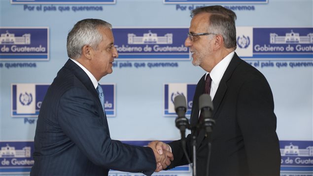 El presidente de Guatemala, Otto Pérez Molina (Izq.) e Iván Velásquez Gómez, jefe de la Cicig, se estrechan la mano antes de una conferencia de prensa el 23 de abril 2015.