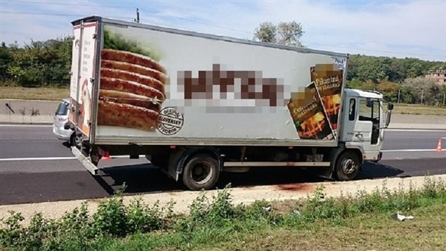 Le camion où ont été retrouvés les migrants morts, près de Vienne, le 27 août