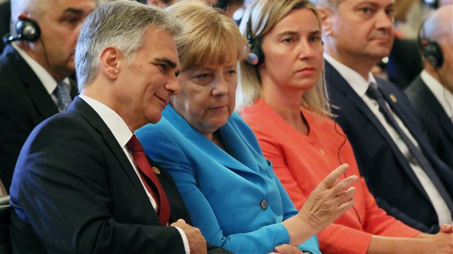 المستشارة الألمانيّة انغيلا ميركل والمستشار النمساوي فيرنر فايمان في فيينا في 27 آب أغسطس 2015