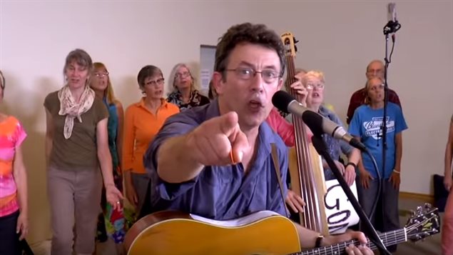 Tony Turner chantant « Harperman »
