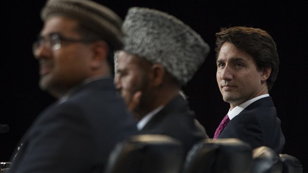 Le chef du Parti libéral du Canada, Justin Trudeau, à droite, s'est adressé à la communauté musulmane Ahmadiyya.