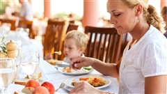 Un enfant au restaurant avec sa mère Un enfant au restaurant avec sa mère