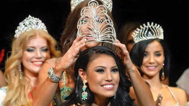 Coronación de Ashley Callingbull (Burnham) de la nación Enoch Cree de Alberta, Canadá como Mrs Universo 2015