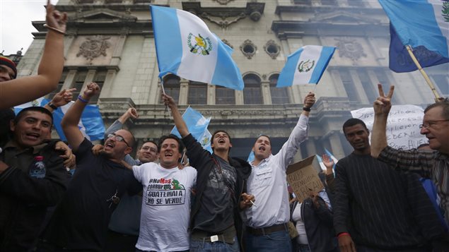 Manifestantes festejan en Guatemala el retiro de la inmunidad del presidente Otto Pérez Molina.