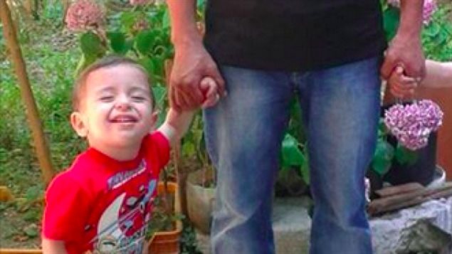 الطفل السوري ايلان كردي يمسك بيد والده في صورة أرسلها صديق العائلة إلى الصحافي حسين  كسفان 