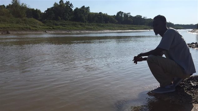 Le réfugié somalien Yahya Samatar retrouve l’endroit où, au début août, il a sauté dans la rivière Rouge pour se rendre au Canada. 