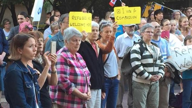 Des gens se sont réunis dimanche soir à Winnipeg pour démontrer leur appui aux réfugiés syriens.