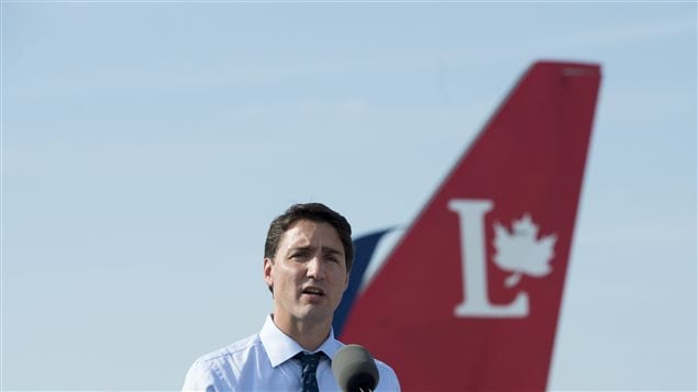 Justin Trudeau a tenu son point de presse avec, en arrière-plan, l'avion de campagne du Parti libéral.