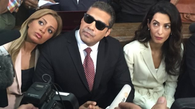 Fahmy en un tribunal de El Cairo con su esposa Marwa y la abogada de derechos humanos Amal Clooney el 30 de agosto mientras esperaba su veredicto nuevo juicio. 