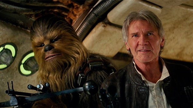 Peter Mayhew (Chewbacca) et Harrison Ford (Han Solo) dans <i>Star Wars : le réveil de la force</i> Peter Mayhew (Chewbacca) et Harrison Ford (Han Solo) dans <i>Star Wars : le réveil de la force</i>