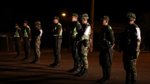 Policías y soldados colombianos montaban guardia anoche delante de la frontera entre Venezuela y Colombia en Paraguachón.