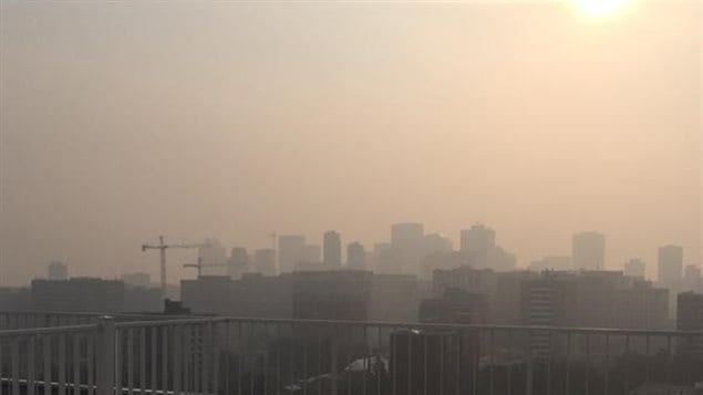 La qualité de l'air à Edmonton en Alberta avait récemment été très mauvaise à cause des feux de forêt.  Photo :  CBC/Briar Stewart