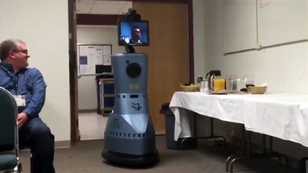 Un robot suplanta a un médico en un hospital.